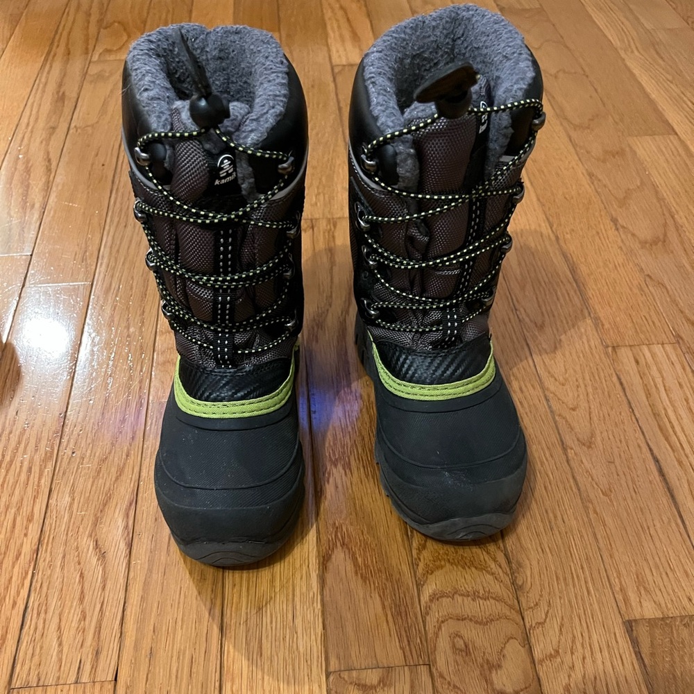 Boys size 1 Kamik snow boots